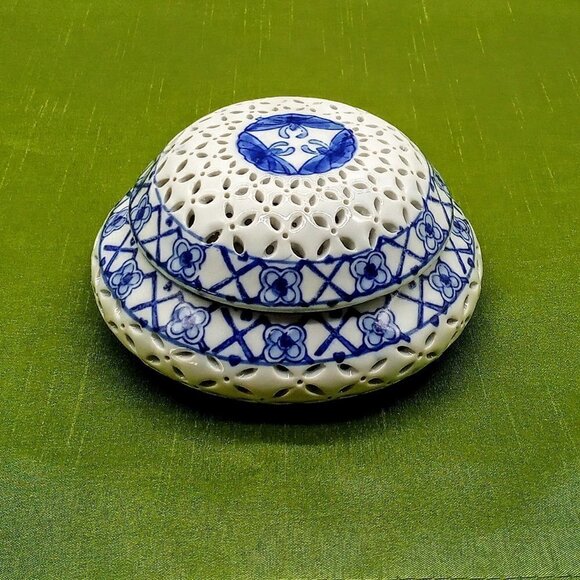 Chinese Blue White Porcelain Reticulated Covered Round Box - Picture 1 of 5